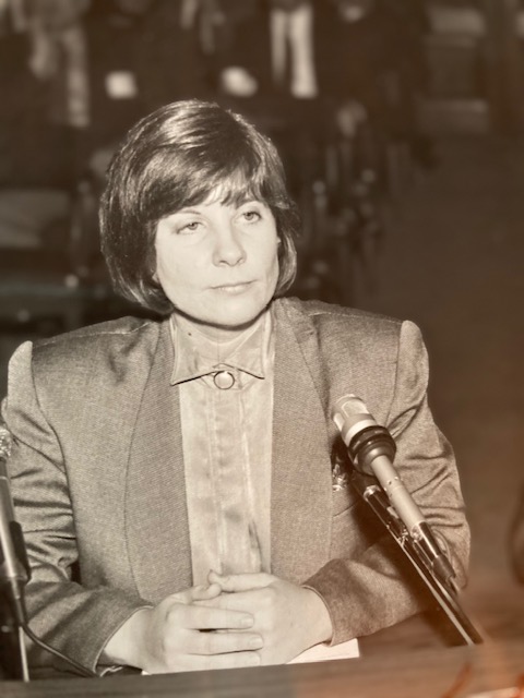 Marie Steinwachs seated in front of a microphone.