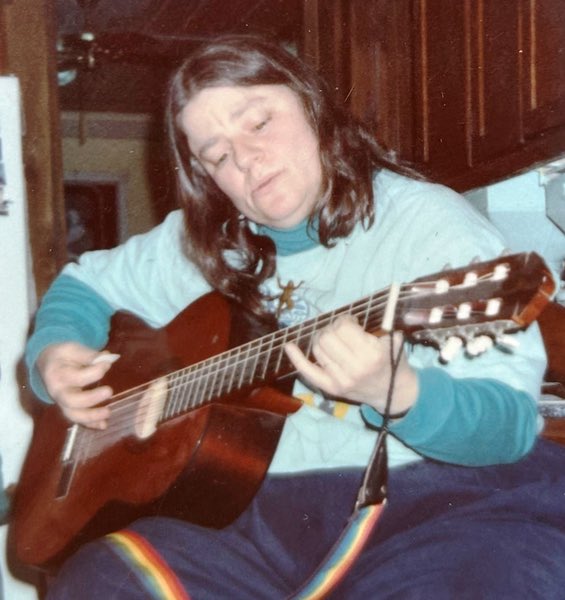 Jes Ryn playing guitar